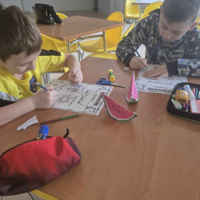 2b pracuje ze słodkim arbuzem