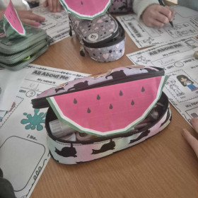 2b pracuje ze słodkim arbuzem