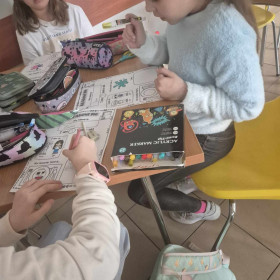 2b pracuje ze słodkim arbuzem